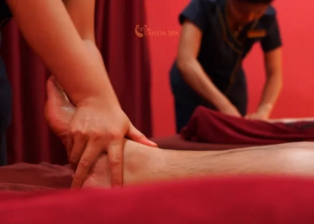 技师为客人进行足部穴位按压照片