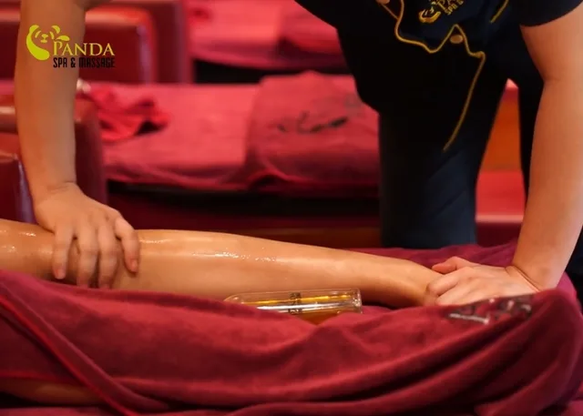 足部按摩期间提供茶和水果服务图片